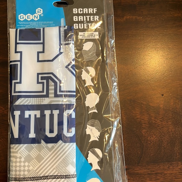 University of Kentucky wrap/scarf. NWT, can be worn 6 different ways. - Picture 4 of 7